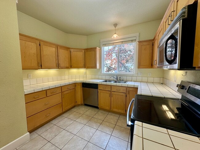 Foto del edificio - Spacious and bright 2 bed 2.5 bath Townhouse