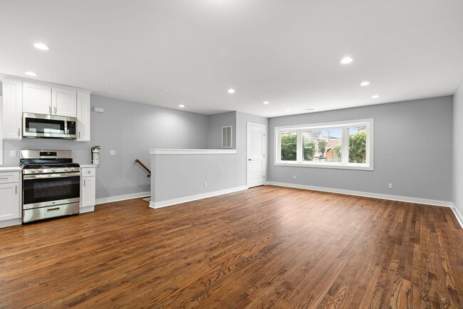 Building Photo - 44 Linden St