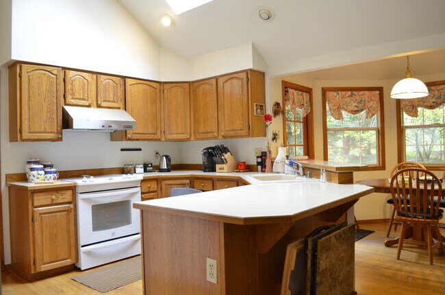 Foto del edificio - Beautiful 4 beds spacious house w/high cei...
