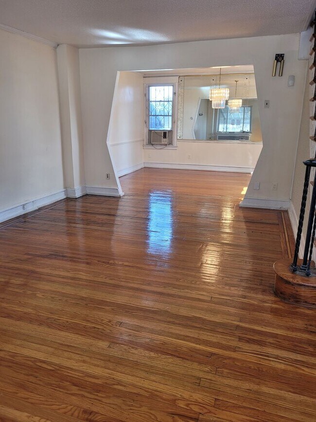 Building Photo - Renovated 3BR on Quiet Block *Stenton