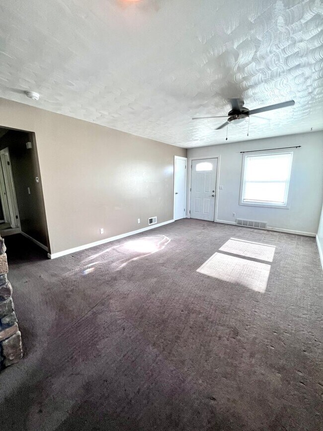 Foto del edificio - Beautiful 3 bed, 2 bath, 2 car garage