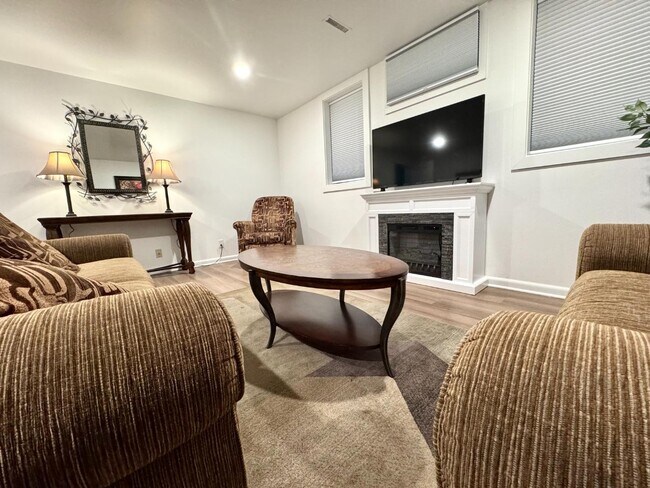 Building Photo - 1305 9th St W