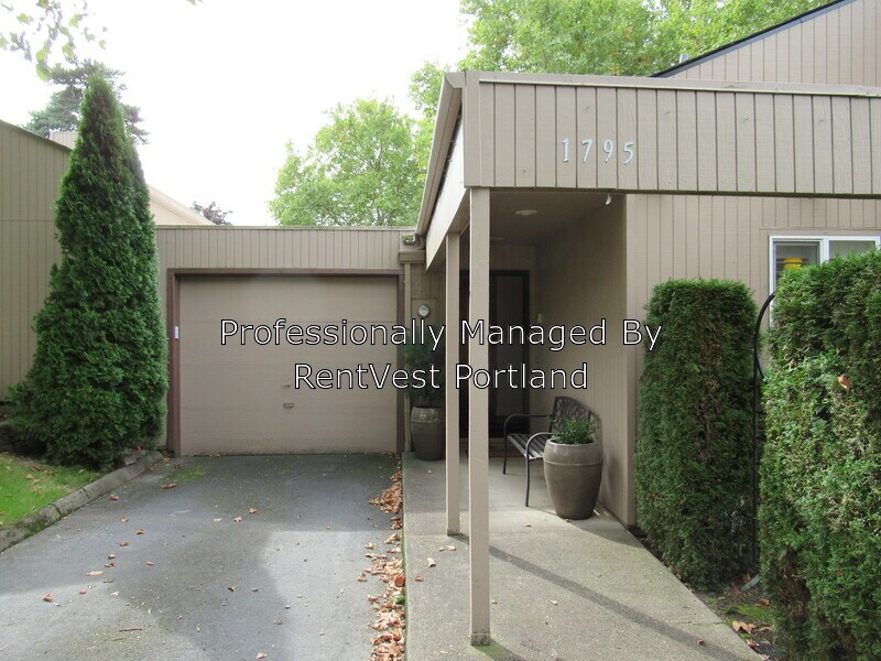 Primary Photo - 1795 NW Rolling Hill Dr