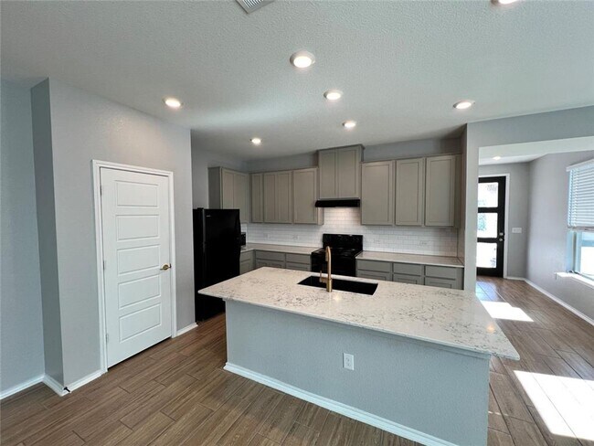 Building Photo - Del Valle Sundance Crossing / 4 bedrooms, 2 baths, 1 story home / Like New built 2021 / Refrigera...