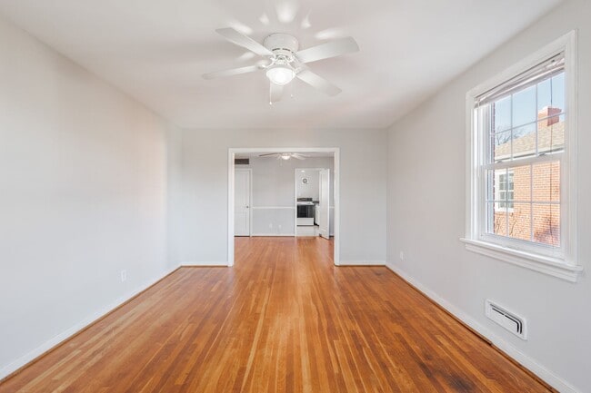 Building Photo - 420 Roseneath Rd