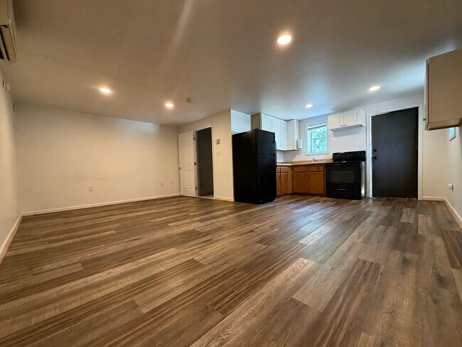 Foto del edificio - 406 Cedar Lane Rd