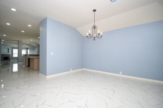 Building Photo - 6003 Baldwin Elm St