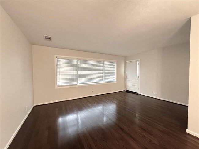 Foto del edificio - 1220 Chevy Chase Dr