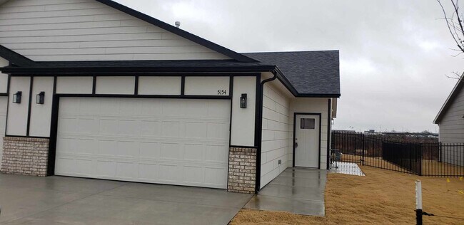 Building Photo - 5154 N. Cypress st.