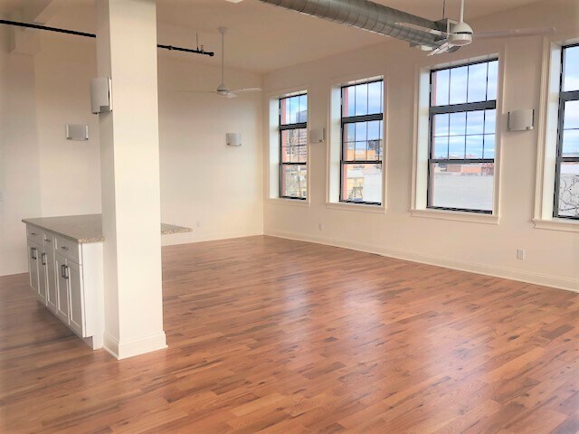 Building Photo - 118-134 Adams St