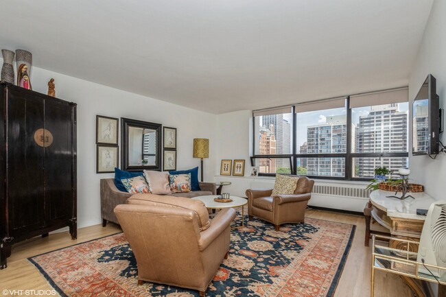 Foto del edificio - 70 W Burton Pl