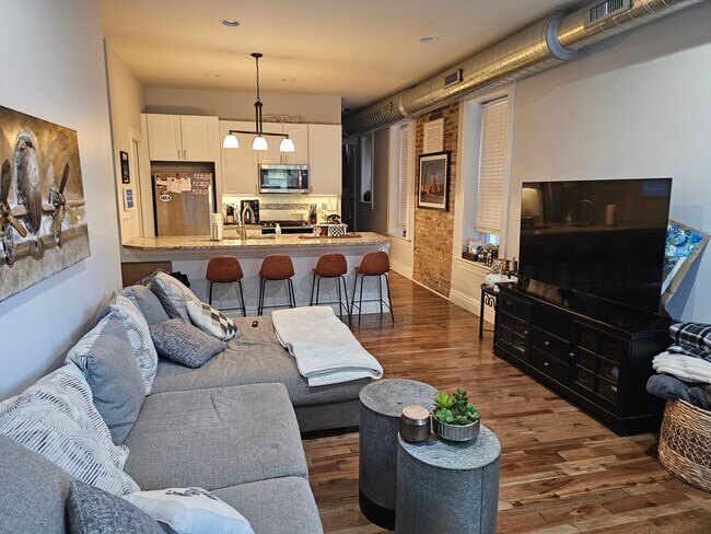 Foto del edificio - 1830-1832 Russell Blvd.