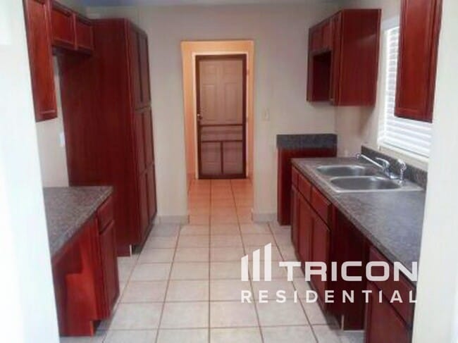 Foto del edificio - 1122 Ibsen Ave