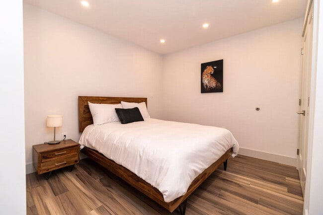 Building Photo - 5515 Clyde St.