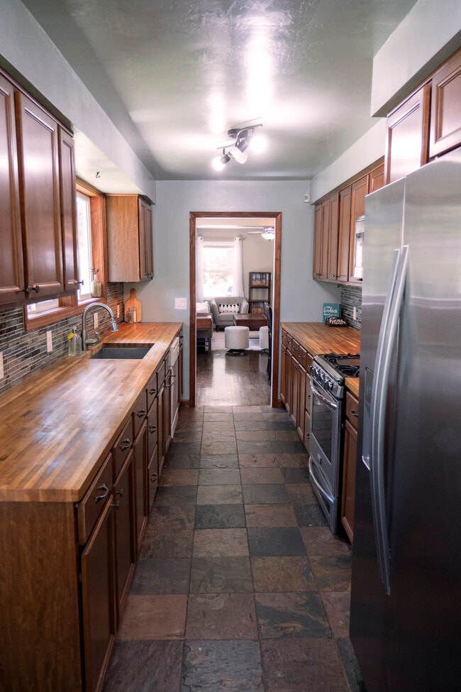 Completamente equipado con electrodomésticos. - 4751 Windsor Street