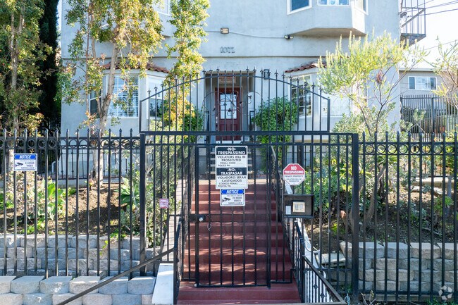 Entrada por la calle - 1072 Laguna Ave