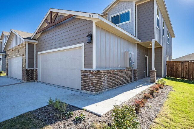 Foto del edificio - AVAILABLE NOW! GORGEOUS 4 BEDROOM DUPLEX L...