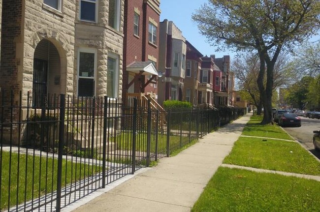 Front - 2744 W Wilcox St