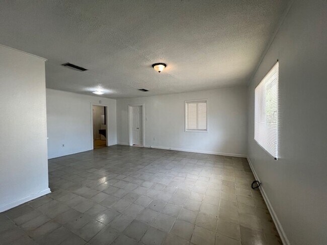 Foto del edificio - Eastern Division- Two bedroom with two fle...