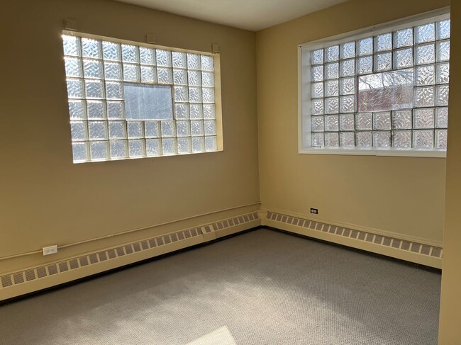 Building Photo - 1 Bed 1 Bath Unit in Red Deer, AB