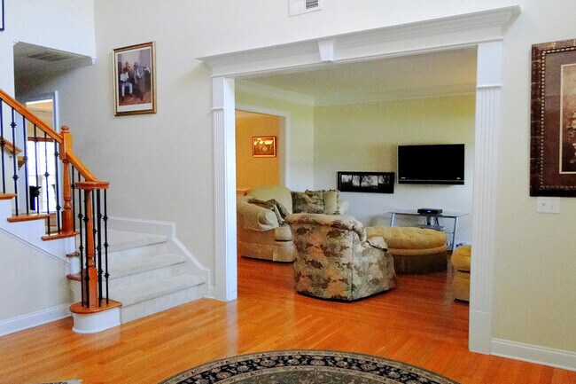 Building Photo - Spacious with Large Basement 5 Bedroom, 4 ...