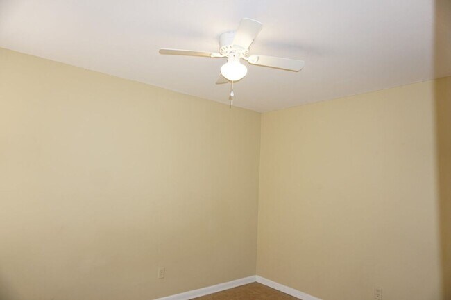 Building Photo - 2 bedroom 2 bath townhouse located need NS...