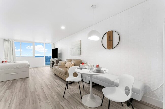 Building Photo - 8817 S Thomas Dr