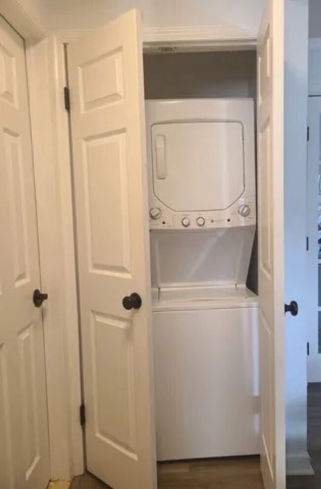 Foto del edificio - 1 Bed 1 Bath Available in Chatham