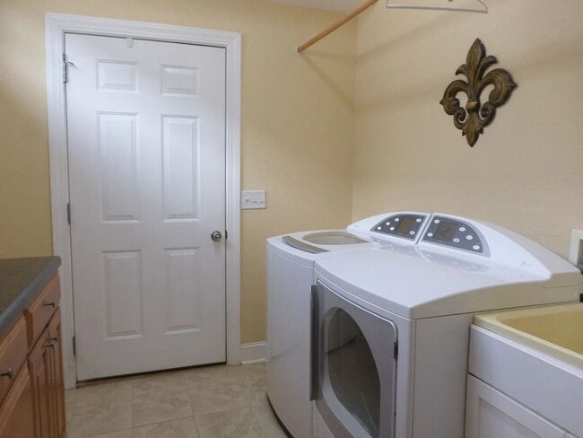 Building Photo - Bright and Spacious 3-Bedroom Home with Su...