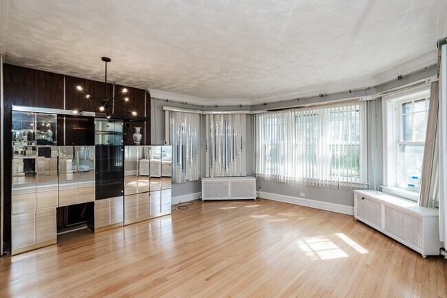 Foto del edificio - 8040 S Clyde Ave