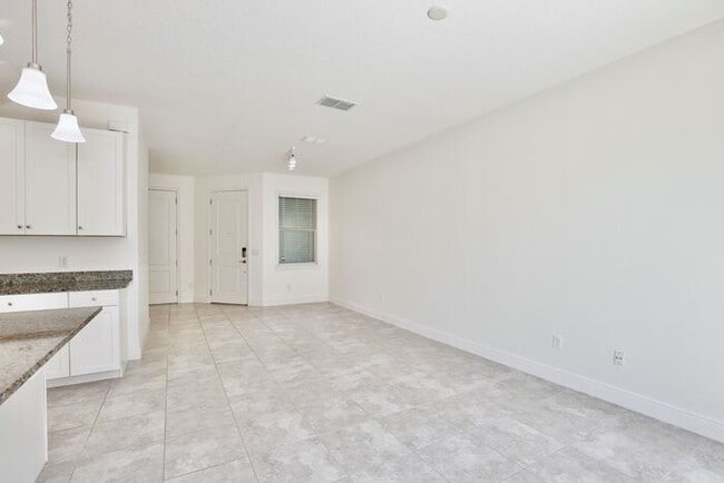 Foto del edificio - Elegant 2/2.5 Townhome in Guard-Gated Eagl...