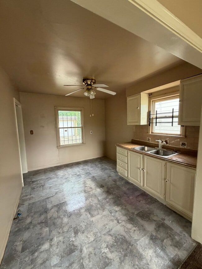 Building Photo - 2bd Single Cash Pay/Section 8