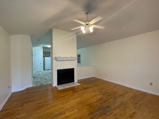 Building Photo - 921 Pine Cone Cir