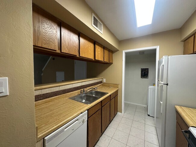 Building Photo - 2 Bed 1.5 Bath in Austin