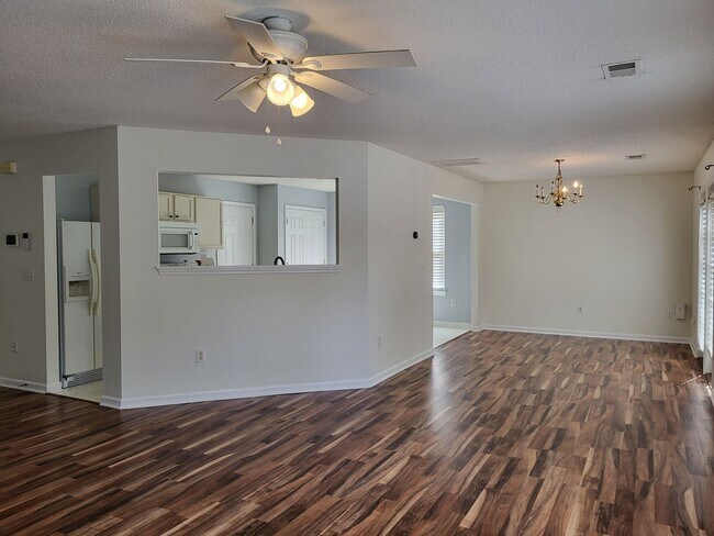 Foto del edificio - 3 bedroom home in Highland Creek
