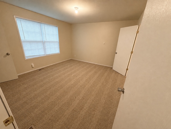 Building Photo - 504 Pettycoat Ln