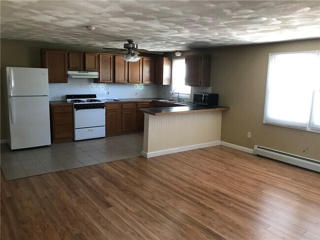 Foto del edificio - 1282 Chalkstone Ave