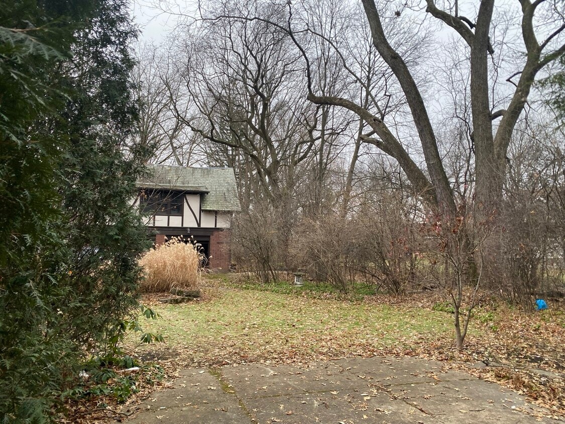 Building Photo - 607 Copley Rd