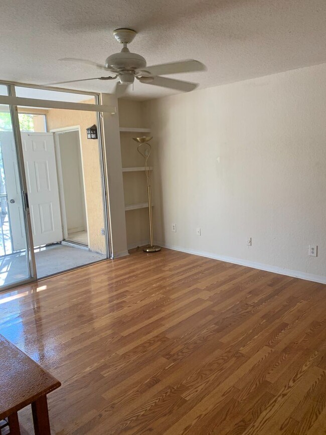 Foto del edificio - 8939 Latrec Ave