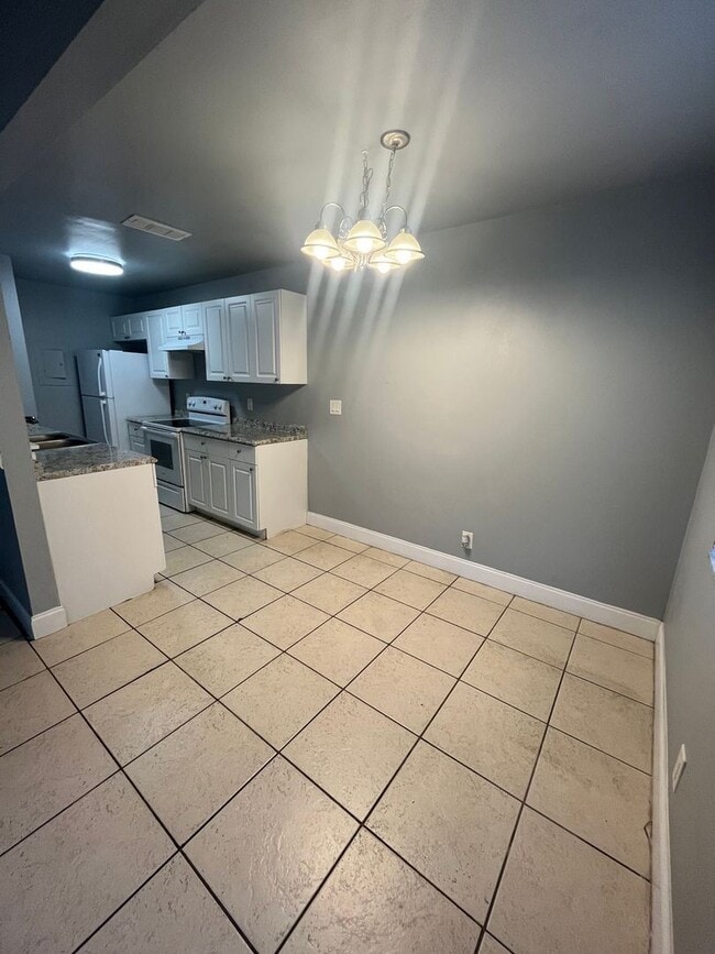 Building Photo - 2 br, 1 bath House - 824 E TIFFANY DR #2