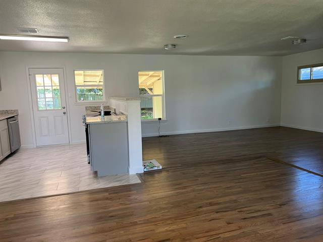 Building Photo - 224 E Oak Dr