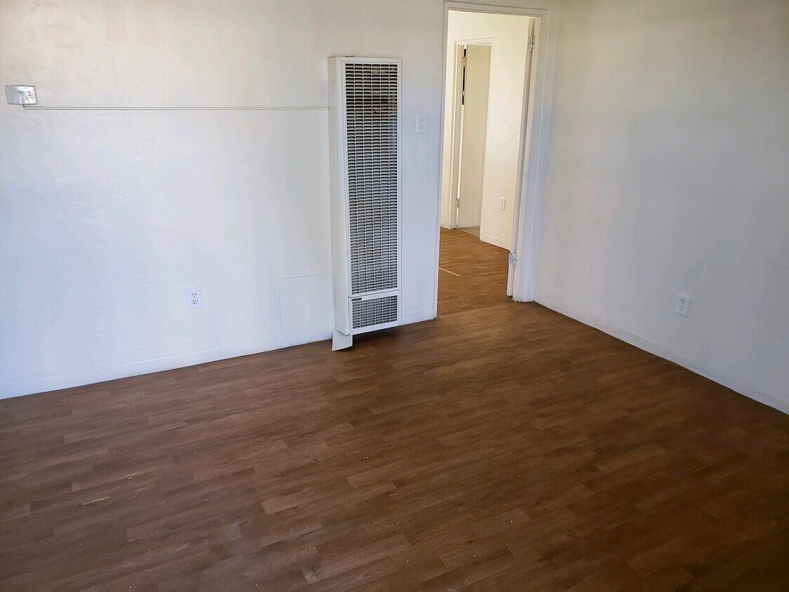 Building Photo - 1 br, 1 bath Apartment - 8915 Central NE