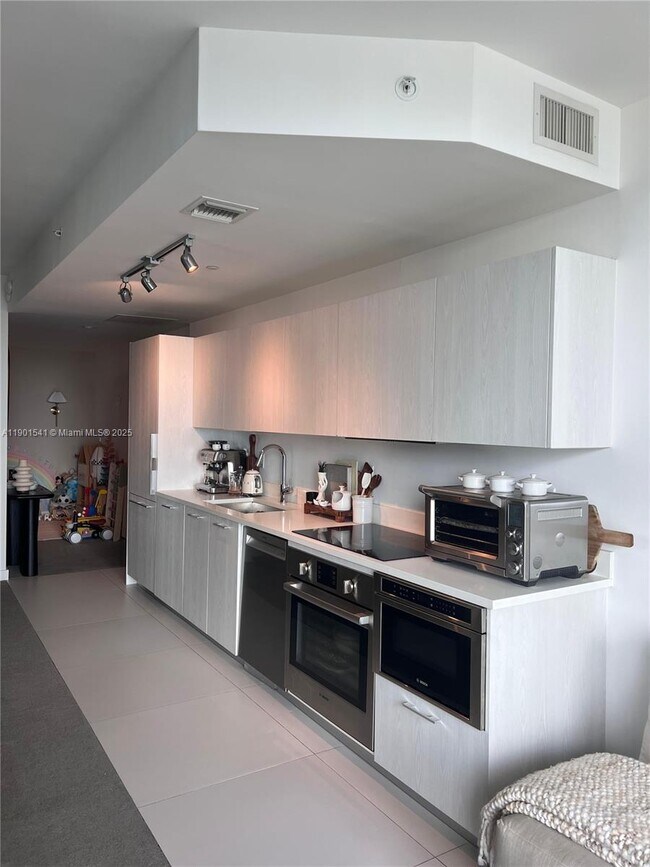 Foto del edificio - 501 NE 31st St