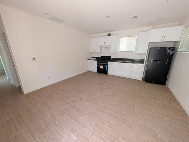 Building Photo - Central Homes