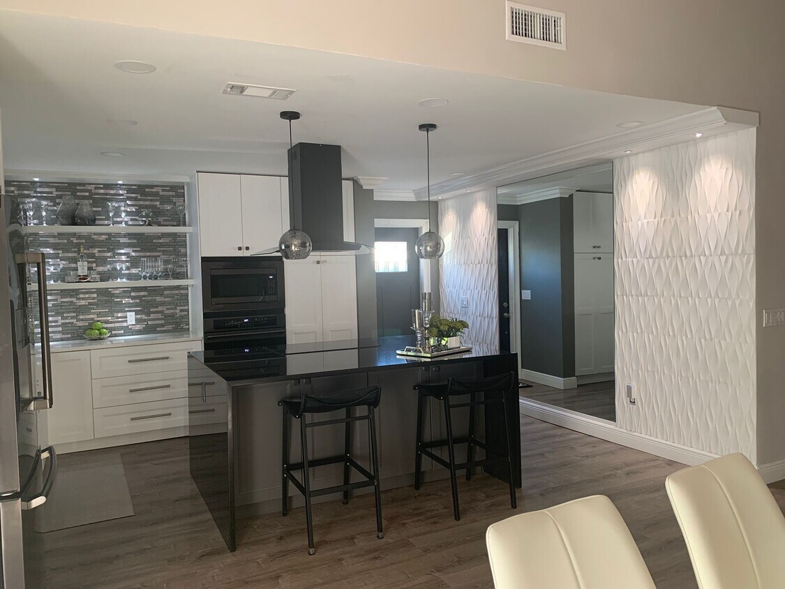Primary Photo - 9215 E Highland Pines Dr