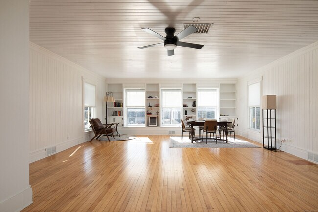 Building Photo - 362 Lime Rock Rd