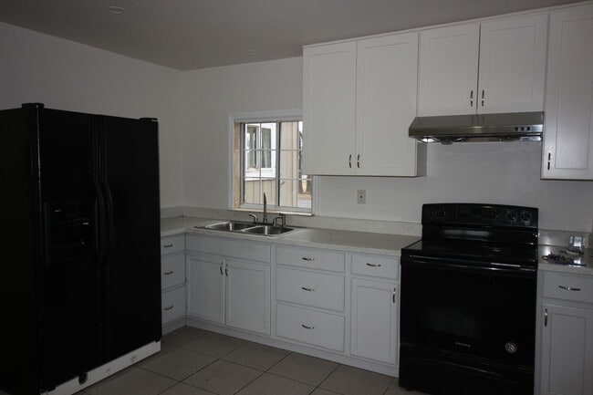 Building Photo - 672 Irwin Ln