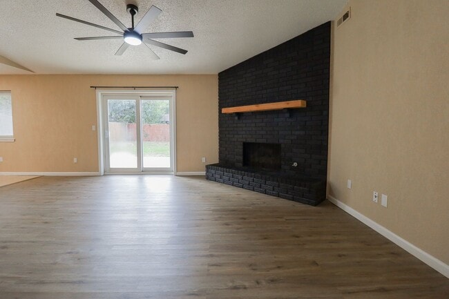 Building Photo - 3 bed/2bath! Fully remodeled!