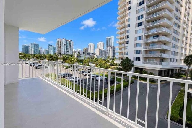 Foto del edificio - 500 Bayview Dr