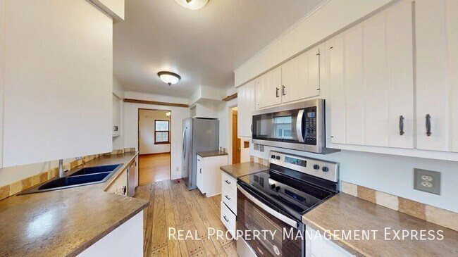 Building Photo - Beautiful 4 Bedroom 1.5 Bath Single Family Home in Central Sioux Falls